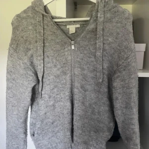 Zip up Stickad tröja  - Säljer den här snygga tröjan från hm. Storlek xs. Köpte här på Plick. Inga defekter.  Bilderna är lånad. Skriv till mig för fler bilder 💕💕