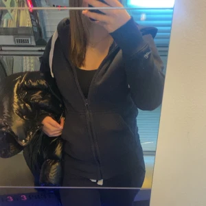 Mörkblå russemerch hoodie - Säljer eller byter en mörkblå huvtröja från Russemerch. Jag vill byta tröjan mot en mindre i storlek XS eller sälja den. Tröjan har en dragkedja framtill och en bekväm huva med vita snören. Snörerna har blivit lite färgade i tvätten av tröjan så dom är lite ljusblåa men det är inget som syns. Fick tröjan i julklapp så den har knappt hunnit komma till användning.