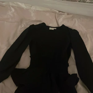 Svart klänning från Gina Tricot - Säljer en elegant svart klänning från Gina Tricot. Klänningen har långa ärmar och en fin passform som framhäver midjan. Perfekt för olika tillfällen och lätt att matcha med alla olika smycken ❤️ kontakta mig för intresse 