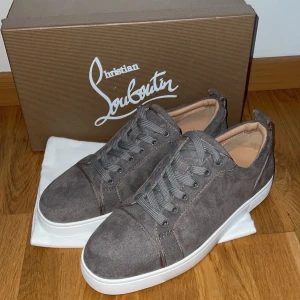  Christian Louboutin Grå  - Sälja mina skor. Använder exakt 1 gång. Storlek är 42. Pris kan diskuteras ❤️