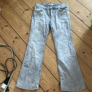 Ljusblå jeansbyxor från Only - Säljer ett par ljusblå jeansbyxor från Only. De har en klassisk femficksdesign och en knappgylf. Byxorna har en bootcut-stil som ger en snygg siluett. Perfekta för en avslappnad look.