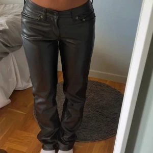 Svarta skinnbyxor - Lånad bild☺️Snygga svarta skinnbyxor med låg midja och bootcut. Säljer pga att de inte passar mig då jag köpte fel stl, prislappen kvar!Ny pris 400kr