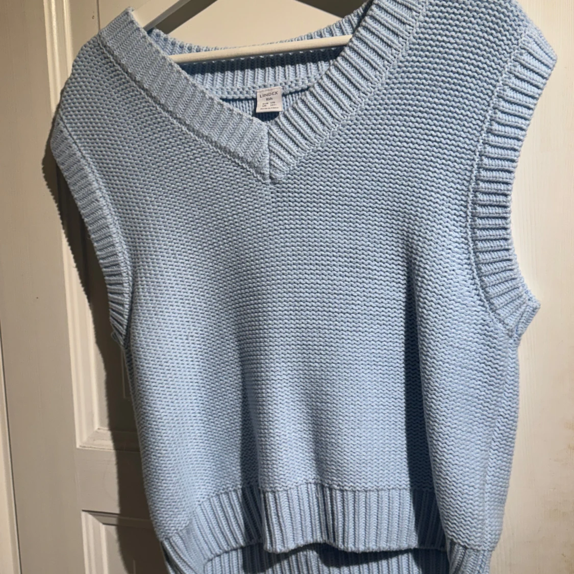 Ljusblå stickad väst från Lindex