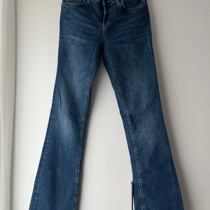 Blå bootcut jeans från Zara - De finns på min vinted 