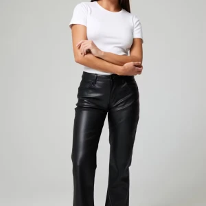 Svarta skinnbyxor - Snygga svarta skinn byxor från bik bok mid waist. Älskar de men de är för stora på mig och därför säljer jag de 