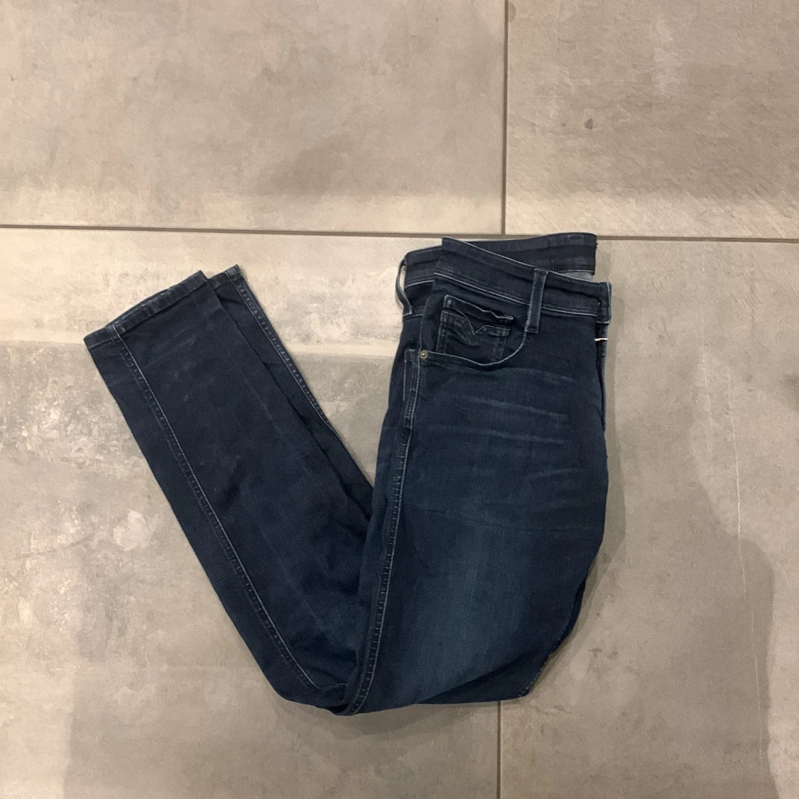 Mörkblå jeans från Replay