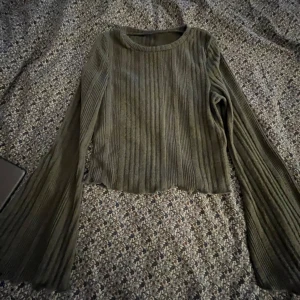 Oliv grön magtröja med långa utsvängda ärmar  - Oanvänd mjukt material 