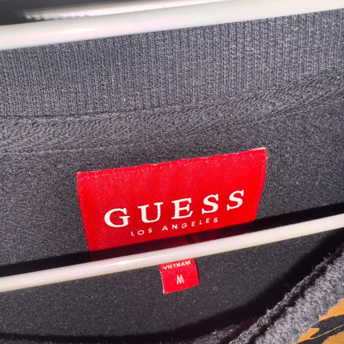 Svart och guld camouflagemönstrad tröja från Guess - 1