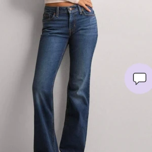 Blå Levis jeans - Snygga mörk blå Levis jeans med klassisk design och fem fickor. Det är låg midja och en bootcut-stil som ger en tidlös look. Perfekta för en avslappnad stil. De upplevs större i storlek. Jag har kunnat använda båda när jag varit s/m. Storleken är 28 och 30 i längden! 