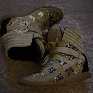 isabel marant liknande - super coola isabel marant liknande kilklackar med orm mönster😍😍orm mönstret har åkt av på vissa ställen men går att limma på de som frf sitter lite löst!(sista bilden)💗💗priset är diskuterbart💭💗