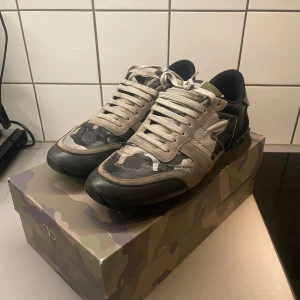 valentino rockrunners - säljer nu mina rockrunners som är använda i 2-3 månader, men ska nu säljas, skorna har en ovanligt design och är väldigt svår att få tag på, skorna är använda men i gott skick, tvättning sker innan fraktning avskorna, dustbag och box följer med! kan diskutera pris vid snabb affär! mvh johan!🤝🤝