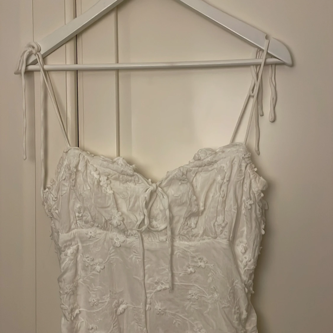 Vit blommig klänning med spetsdetaljer - 1