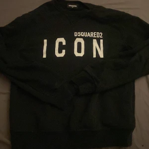 Dsquared tröja - Säljer den pågrund av att jag inte använder tröjan längre.         Nypris runt 2500-3000. Perfekt nu inför våren