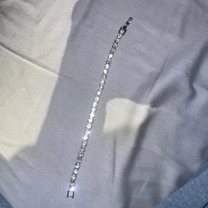 Tennis bracelet armband - En tennis bracelett cz stones armband .  Glittrar starkt Perfekt för den som vill sticka ut lite extra.   Välkommen att testa på plats alternativt fraktas med postnord.