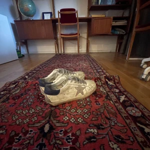 Golden goose superstar - Säljer ett par det golden gooses då jag har växt ut dem. Finns ett hål på vänster framsula och på sidan av skon har det låssnat en del men inte något som inte gå att fixa med sko lim (sista bilden). Vid snabb affär går priset att diskutera. Ops har varken box eller kvitto då jag har haft dem ett tag.