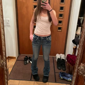 Miss me jeans  - Säljer mina helt nya miss me jeans i storlek 26 pågrund av att de är för små för mig,de har prislappen kvar och är från Maruchka de Margo. De är ändast tästade och helt slutsolda på hemsidan. (Jag har även kvittot kvar och det är bytes rätt på dem,men har inte bytt dem då jag inte hittat något som faller mig i smaken.)