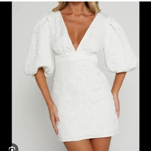 Vit klänning med puffärmar - Söker denna klänning! Storlek S,M eller XS💓kan betala bra. 