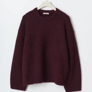 Vinröd stickad tröja - Jättefin vinröd stickad tröja från Gina. Helt ny i skicket endast använd 1 gång. Helt slutsåld överallt i alla storlekar. Skriv vid minsta fundering💕💕