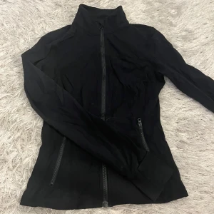Tränings jacka / tröja - As snygg träningströja som liknar lululemon define jacket. Det har en tight passform som formar bra! Storlek S men passar Xs också. Använd fåtal gånger och därför i mycket bra skick❤️