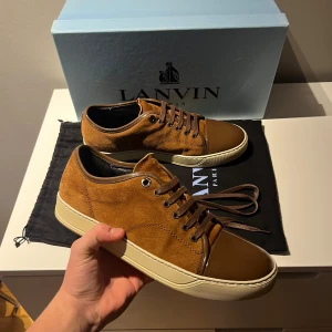 Lanvin Skor - Säljer mina Lanvin skoe. Dom är i bra skick utan skador eller defekter. Box , dustbag och nya snören tillkommer . Hör av er vid frågor tar inga byten