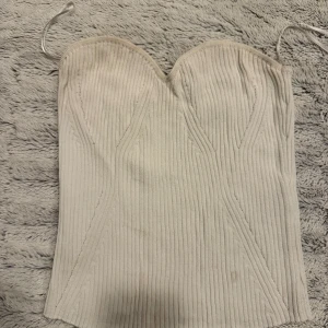 Tub topp - Säljer en tub topp från Gina Tricot i stl. M. Den har en liten fläck men som inte syns när man har på sig den. Skriv för fler frågor:)🥰