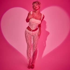 Creme sett lace - Säljer detta superfina sett som jag ÄLSKAR men den sitter väldigt tight på mig så får inte på mig den… helt ny!🥹❤️alla lappar är kvar!