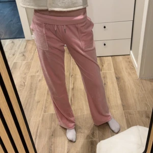 Rosa mjukisbyxor från Juicy Couture - Säljer ett par rosa mjukisbyxor från Juicy Couture i barnmodell. Storleken är 12/13 men passar mig som är 169 cm