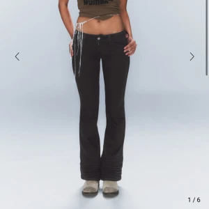 Svarta bootcut jeans - Supersnygga svarta bootcut jeans från Cheap Monday (Weekday), nya med prislappen kvar! Helt slutsålda💕 Storlek 24/30