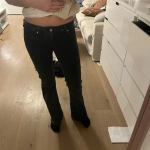 Svarta bootcut jeans från Divided - Snygga svarta bootcut jeans från Divided. De har en klassisk femficksdesign och är lågmidjade för en trendig look. Perfekta för en daglig och festlig outfit. Hör av dig vid flera funderingar!! 