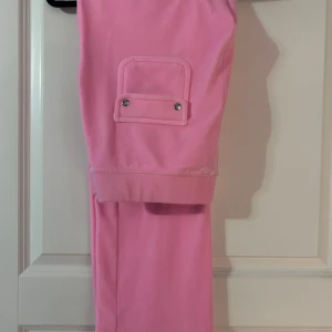 Rosa mjukisbyxor från Juicy Couture - Ett par superfina mjukisbyxor ifrån Juicy Couture. Storlek XL - Rosa.                         Använda 2 gånger, tvättade 1 gång. Mycket bra skick