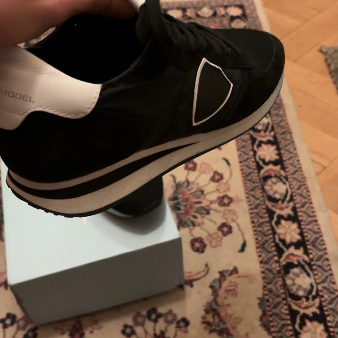 Svarta sneakers med vita detaljer