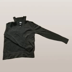 Mörkgrön Half-Zip - Säljer en stilren grå tröja från These Glory Days med dragkedja vid halsen. Perfekt för en avslappnad look. Tröjan har långa ärmar och en bekväm passform. Den sitter som XS och priset går att diskuteras vid snabb affär💨