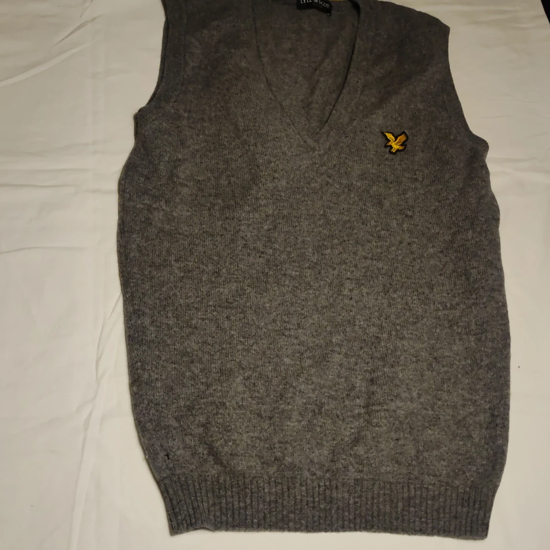 Grå stickad väst från Lyle & Scott