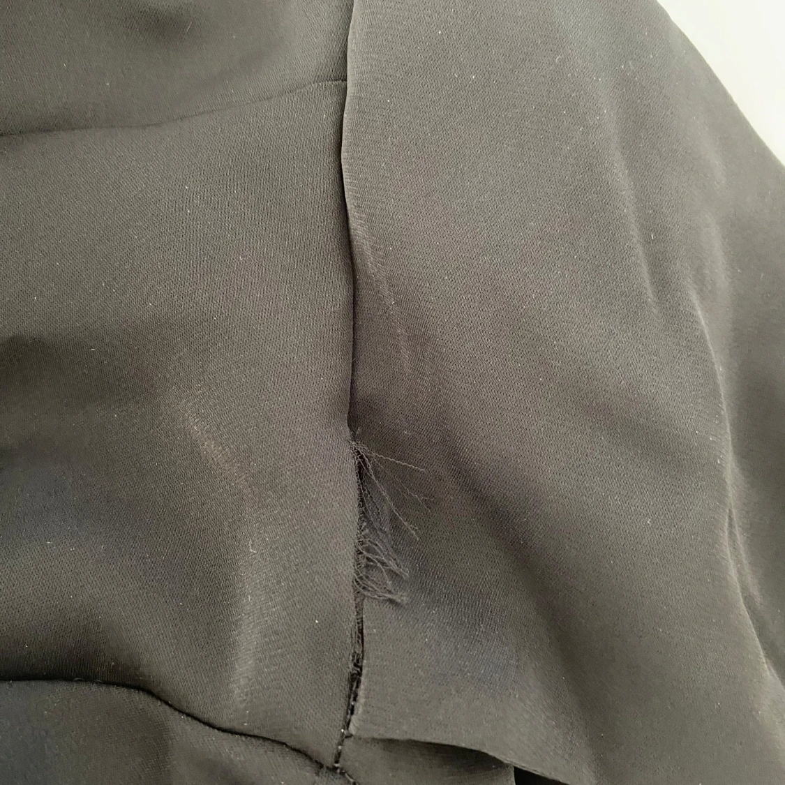 Svart klänning med spetsdetaljer - 4