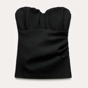 Svart axelbandslös topp - Snygg svart tub topp. Aldrig använd och prislappen är kvar💕 köptes för 300 säljer för 250 då den är helt ny och också slutsåld💕