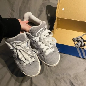 Campus 00's - Gråa campus 00's i stl 36 2/3, använda men bra skick, impregnarede, nypris 1099kr kartongen och gråa skosnören följer med