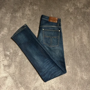 Mörkblå jeans från Tiger of Sweden i modell IGGY - Snygga mörkblå jeans från Tiger of Sweden i modell IGGY. Storlek W30 L34
