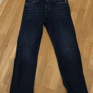 Mörkblå jeans från Replay - Snygga mörkblå jeans från Replay med klassisk femficksdesign och guldfärgade sömmar. W28 L29. Bra skick skulle säga 9/10 knappast använda. Pris kan diskuteras vid snabb affär💨
