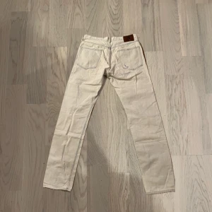 Hysteric Glamour White Jeans - Hysteric Glamour Jeans W32 L32, skön storlek kmr ej va för små. har aldrig använt dom, fler bilder lr mått bara o skriva! 👀