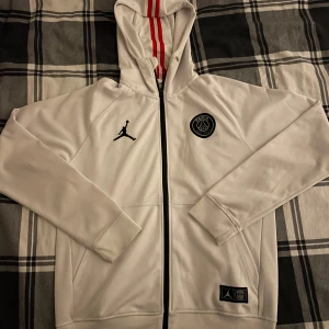 PSG Jordan tröja  - Skick 10/10🔥 100% äkta. Skit skön och värt priset. Skickar dagen efter köpet💯 pris kan diskuteras vid snabb affär👍🏻