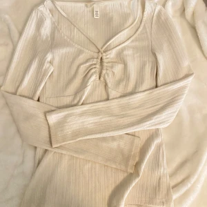 Vit ribbad topp  - Snygg, fin topp från hm