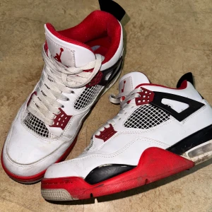 Jordan 4s fire red - Köpta på stockx, nypris ligger på 6000kr. Köptes november 2022. För fler bilder, kontakta!