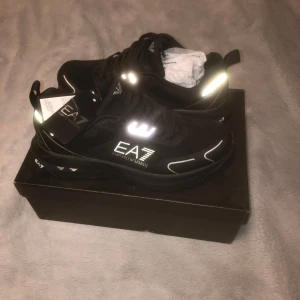 Svarta sneakers från EA7 Emporio Armani - Oanvända ( fick fel storlek ) med prislapp och orginal förpackning. Köpta för 210€