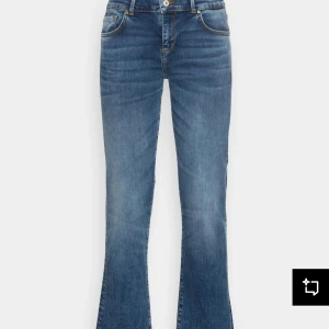 Blå jeans från LTB - Ett par blåa lågmidjade as snygga LTB jeans i modell ”FALLON”! Knappt använda🤍 storlek 28/32,  köpte från zalando, nypris runt 900