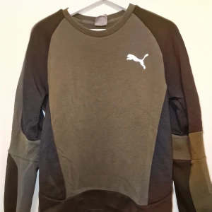 Sweatshirt från Puma - Säljer en olivgrön tröja från Puma som inte har kommit til mycket användning. Inköpt i Spanien. Perfekt för en avslappnad stil. Garderobsrensning så kika gärna på övriga auktioner.