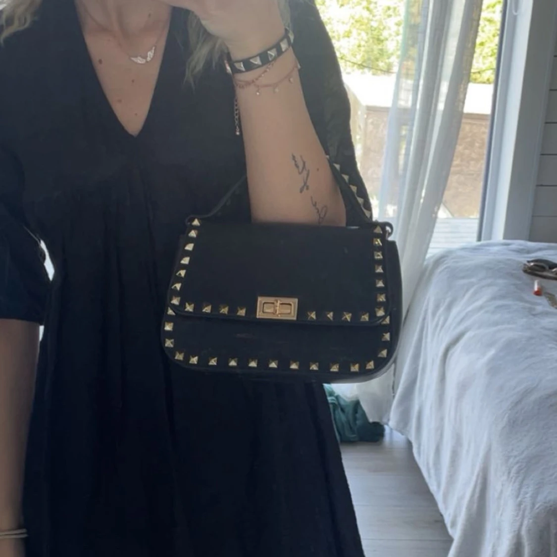 Svart axelväska med nitar
