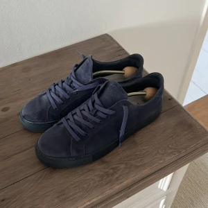 Garment project mocka skor - Säljer mina garment project skor som är använda ca 1 månad och i jättebra skick🤩Ny pris ligger på ca 1800kr👌🏻De är helt mörkblå, även sulan och dem har inga slitage. Priset är inte hugget i sten😁Om du undrar något så är det bara o fråga