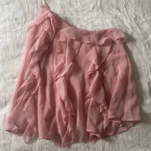 Rosa volangtopp från Zara - Säljer en söt rosa topp från Zara i mycket bra skick
