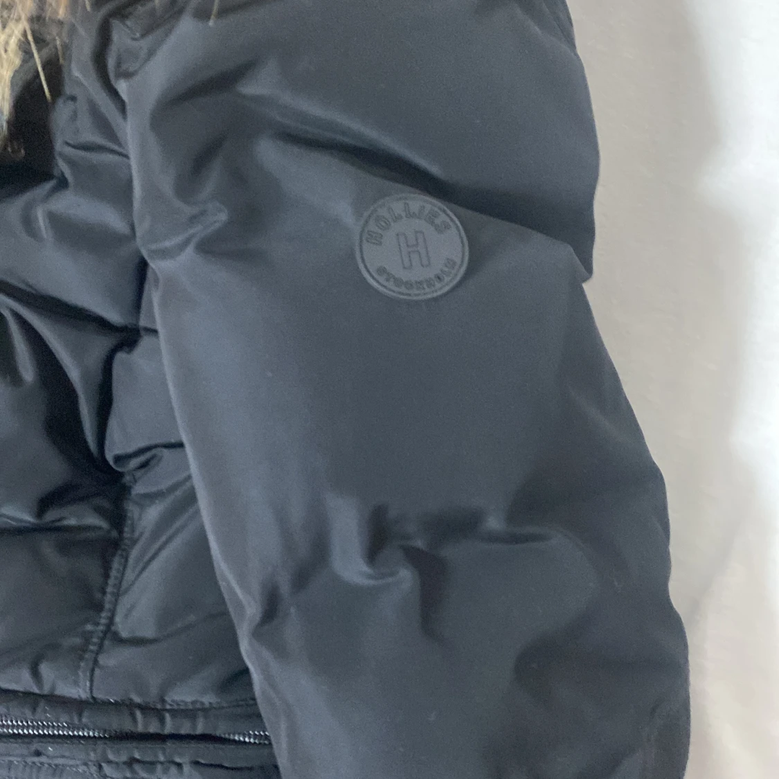 Svart dunjacka från Hollies - 3