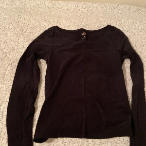 Svart långärmad topp från 157 - Säljer en stilren svart långärmad topp från 157.  Använd några gånger och den börjar bleka! 